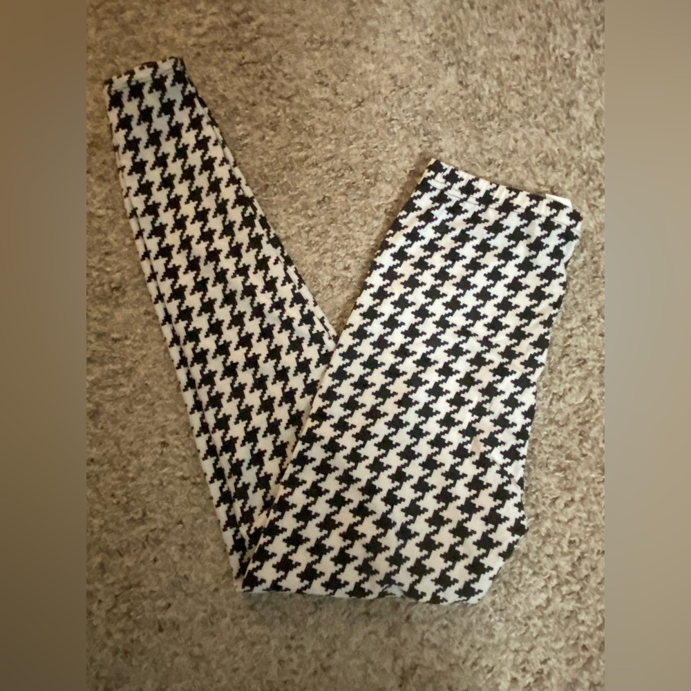 Brand New, Never Worn, black and white houndstooth leggings